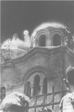 Фото: явление Богородицы, Девы Марии в Каире в 1968 г. Купол церкви