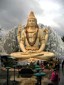 История йоги: Большая статуя в Бангалоре, изображающая медитирующего Шиву