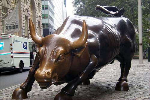 Статуя на Wall Street NY - Мир свернул с пути эволюции и стал поклоняться "золотому тельцу"