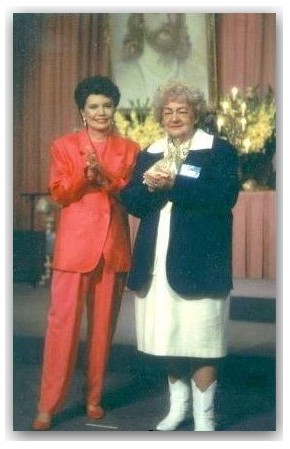 Элизабет Профет с Дороти Ли Фултон в церкви