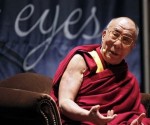 Далай-лама отвечает на вопросы учеников. Фото